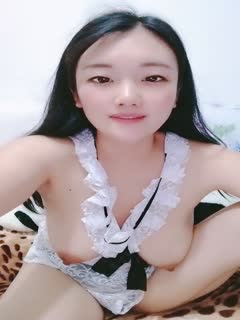 比较有味道的哺乳期少妇，全程露脸大秀直播跟狼友发骚，情趣漏奶装道具自慰逼逼，跟狼友互动挤奶水给狼友喝第02集